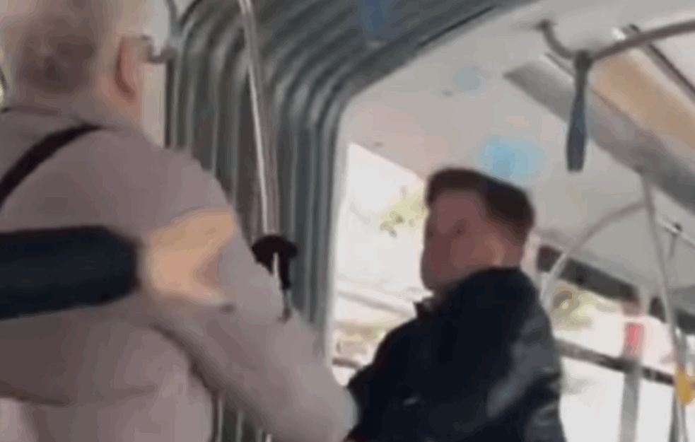 LETELI I KIŠOBRANI: Korona istanjila živce Zagrebčanima, vremešna gospoda se pobila u tramvaju zbog maske (VIDEO)